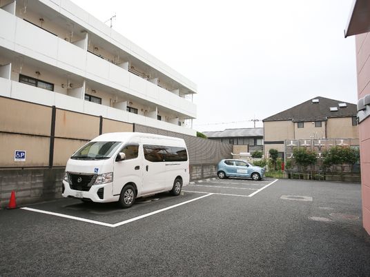 施設の駐車場