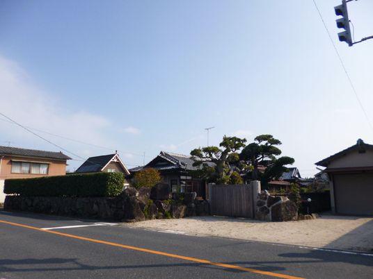 青空と家々の外観