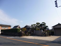 静かな街並みの外観