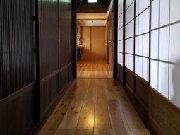 和風デザインの温もり廊下