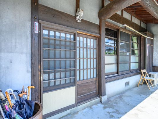 和風建築のエントランス