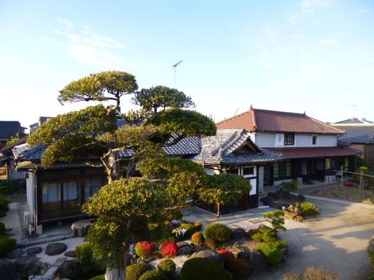 和風の建物と庭園
