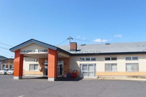 広々とした建物外観