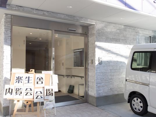 エントランスの開放的な扉