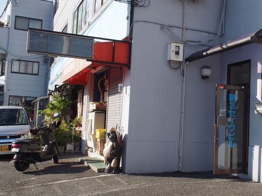 建物正面の出入口  