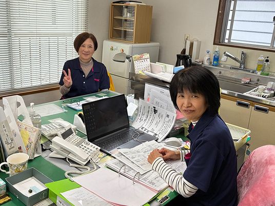 スタッフがいる事務室  