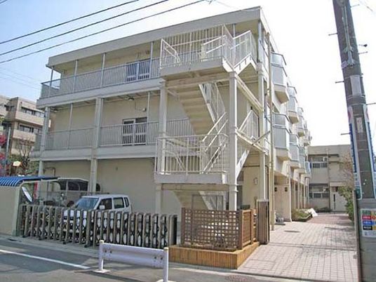 平和な佇まいの建物外観