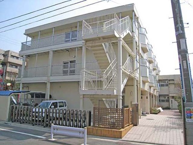 平和な佇まいの建物外観
