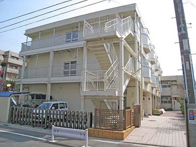 平和な佇まいの建物外観