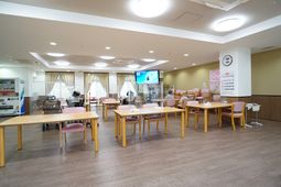 広々とした明るい食堂