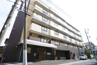 多階層の建物の外観
