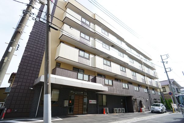 多階層の建物の外観