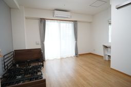 明るい居室の様子