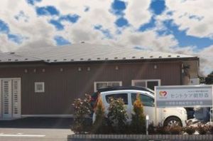 駐車場のある建物外観  