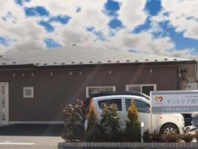 駐車場のある建物外観 外観   広々とした駐車場付きで、お車でのアクセスが便利な施設です。施設外観は落ち着いた雰囲気です。