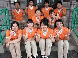 スタッフが笑顔でポーズ