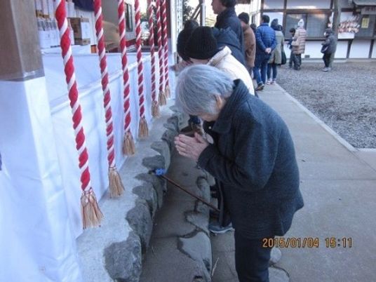 お参りする人々の様子