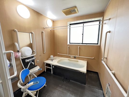 手すり付き浴室設備