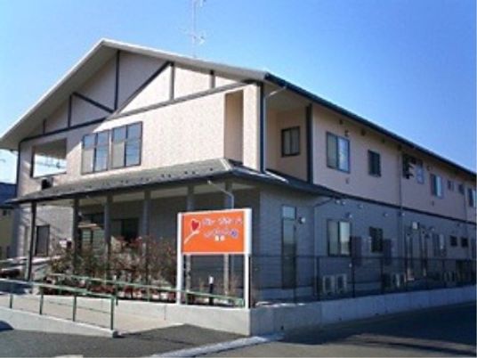 明るい外観の建物エントランス