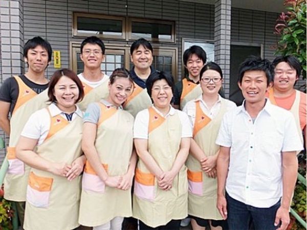 元気なスタッフの集合姿