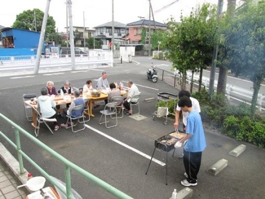 外でバーベキューする人々