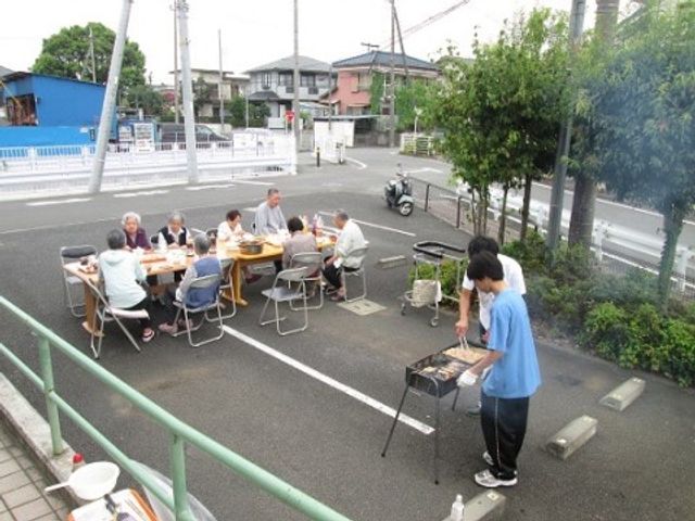 外でバーベキューする人々