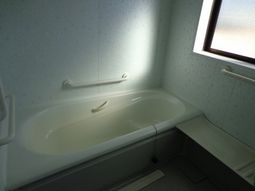 バリアフリー浴槽と手すり