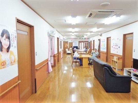 光り輝く廊下の光景
