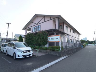 広々とした施設の外観