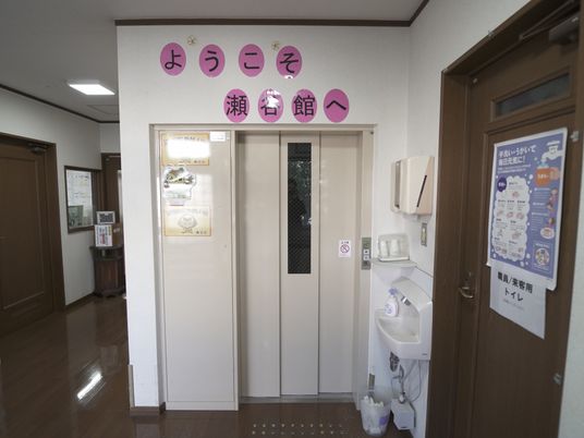 入口のエレベーター
