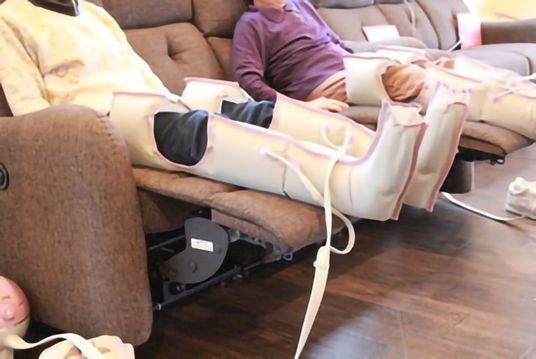 リラックスした利用者のラウンジ