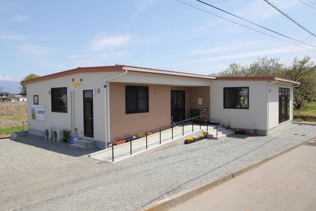 緑に囲まれた建物外観 外観 広々とした玄関エリアは、車椅子、歩行器利用者の方々にとっても使いやすく設計されています。