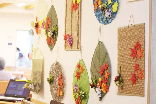 壁に飾られた手作り作品