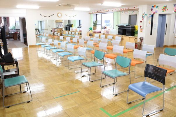 椅子が並ぶ多目的室