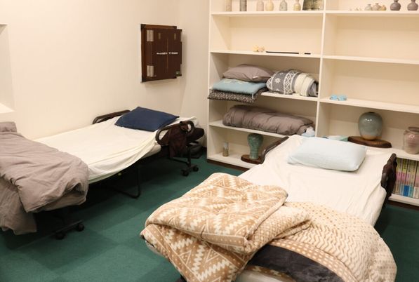 シンプルな寝具の居室