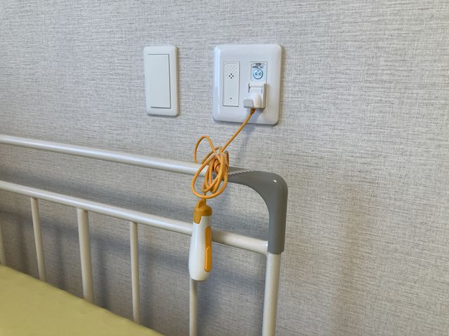 ベッドサイドの設備 居室 緊急時に対応できる呼び出しボタン付きの設備です。安心して就業が可能ですね。
