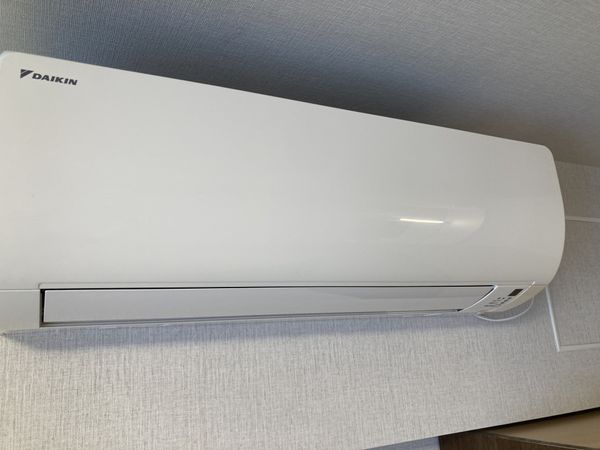 白いエアコン