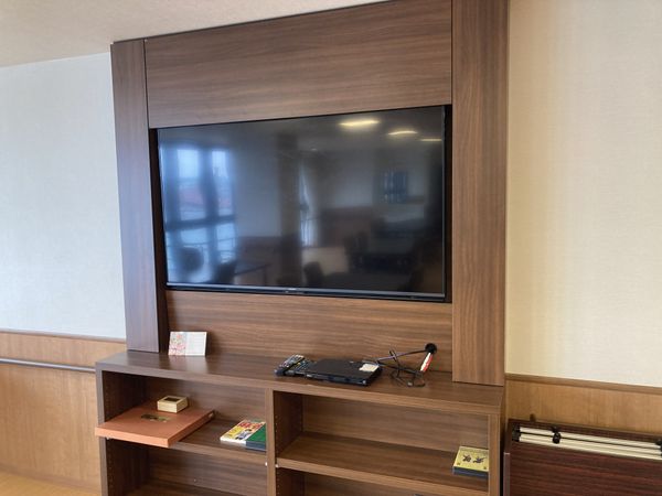 テレビと棚の壁面