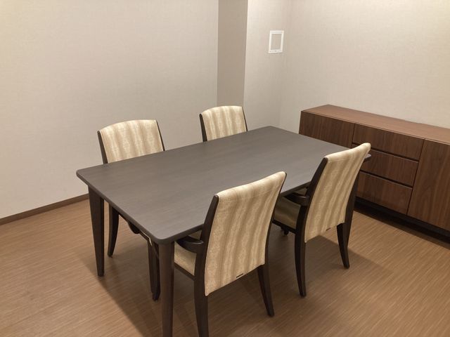居室のテーブルセット 居室 シンプルで落ち着いた色合いのテーブルと椅子が配置された、共有で使えるスペースです。