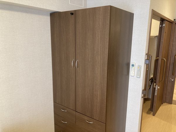 開いたクローゼット