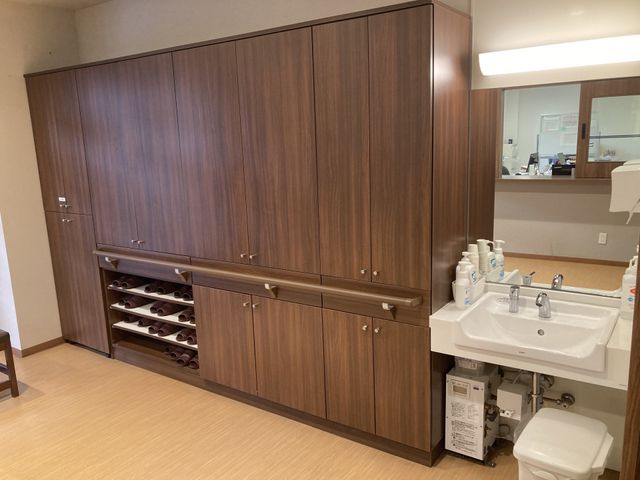 洗面台付きの居室 居室 木目調のキャビネットと洗面台を備えた居室です。機能的かつ整然とした空間が広がります。
