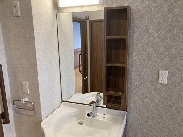 洗面台と鏡の設置場所 洗面台 手洗いや身だしなみを整えるための、使いやすい洗面台が設置されています。明るい雰囲気が特徴です。