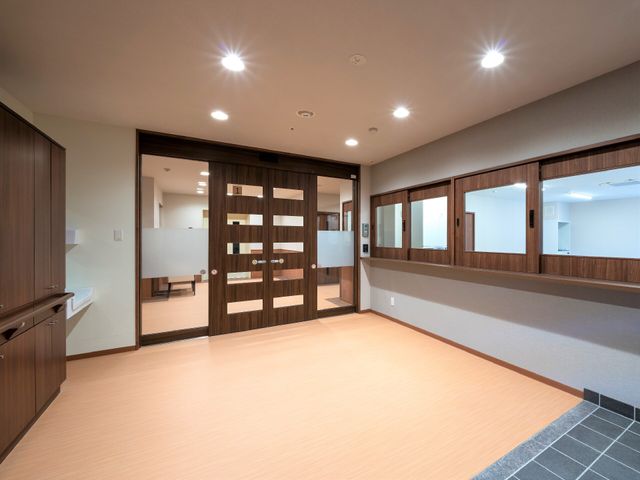 洗練された廊下 風除室 ナチュラルトーンでまとめられた広々とした通路です。明るく清潔感のある空間で、来訪者を快適に迎えます。