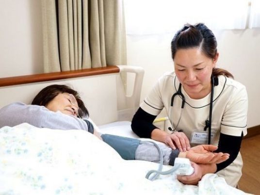 スタッフが血圧を測定