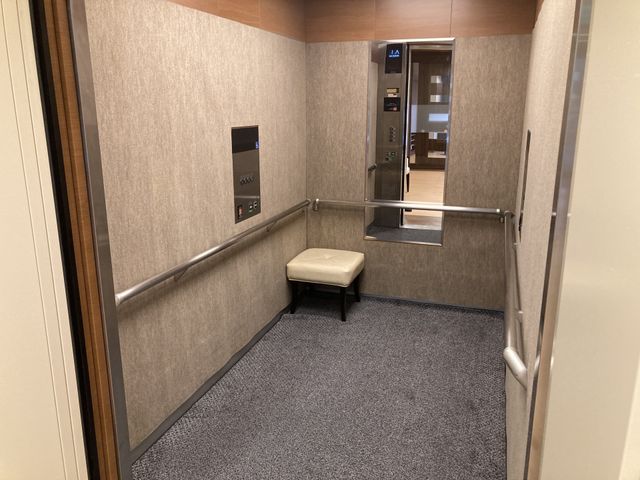 手すり付きの空間 エレベーター 安全性に配慮されたエレベーターです。手すりが設置されており、安心してご利用いただけます。