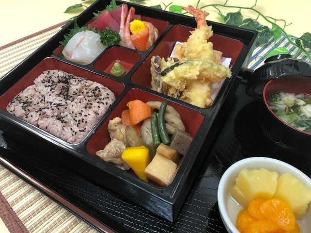 和風の美味しそうな食事 食事 栄養バランスを考えた和食の一例です。ここでは季節の食材を取り入れ、毎日の食事が楽しみの一つとなっています。
