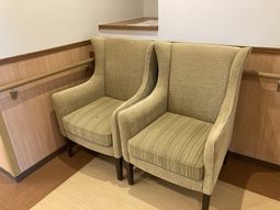 くつろぎの椅子のある休憩室
