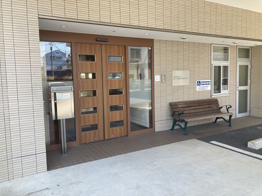 施設のエントランス
