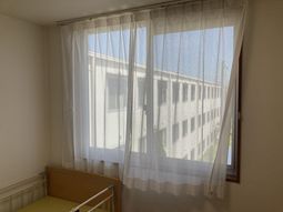 大きな窓のある居室