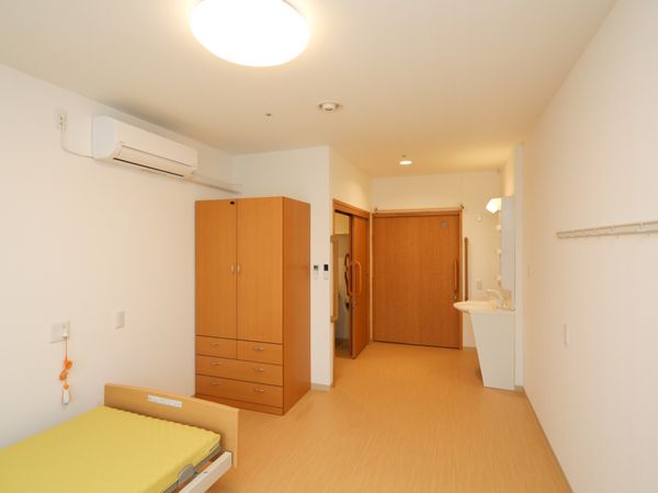 明るい居室の一角